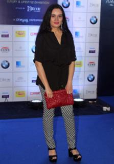 Padmini Kolhapure feet photo 12
