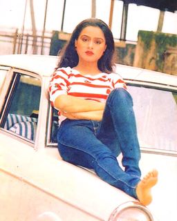 Padmini Kolhapure feet photo 6
