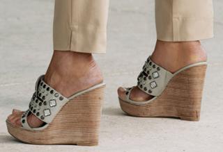 Paige Butcher feet photo thumbnail