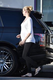 Paige Butcher feet photo thumbnail