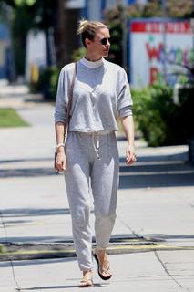 Paige Butcher feet photo thumbnail