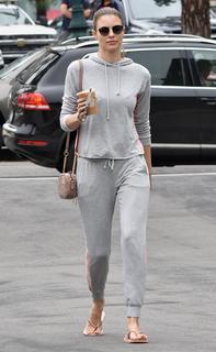 Paige Butcher feet photo thumbnail