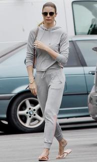 Paige Butcher feet photo thumbnail