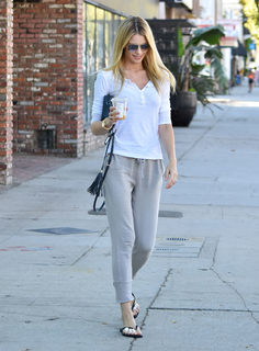 Paige Butcher feet photo thumbnail