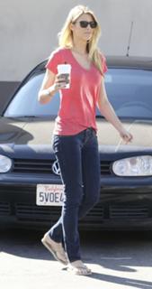 Paige Butcher feet photo thumbnail