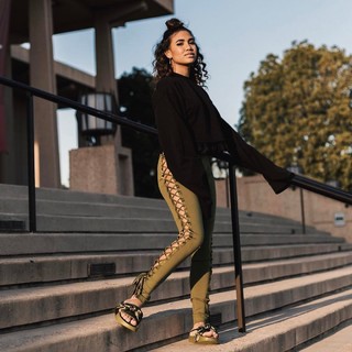 Paige Hurd feet photo thumbnail