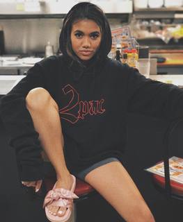 Paige Hurd feet photo thumbnail