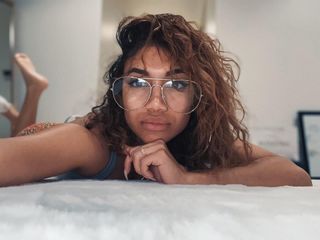 Paige Hurd feet photo thumbnail