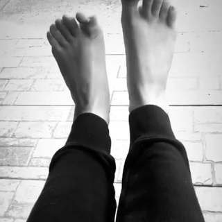 Paige Spara feet photo thumbnail