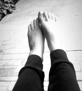 Paige Spara feet photo thumbnail