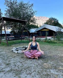 Palak Sidhwani feet photo 4