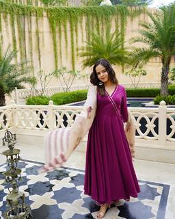 Palak Sidhwani feet photo 9