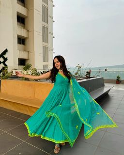 Palak Sidhwani feet photo 9