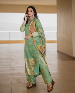 Palak Sidhwani feet photo 6