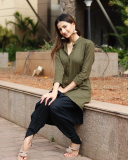 Palak Tiwari feet photo 1