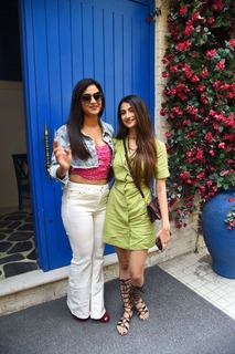 Palak Tiwari feet photo 14