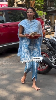 Palak Tiwari feet photo 11