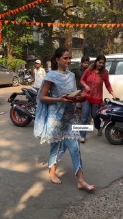 Palak Tiwari feet photo 9