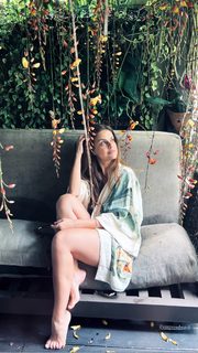 Paloma Bernardi feet photo thumbnail