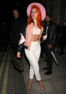 Paloma Faith feet photo thumbnail
