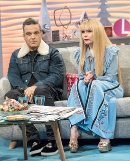 Paloma Faith feet photo thumbnail