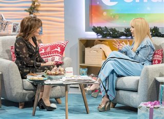 Paloma Faith feet photo thumbnail