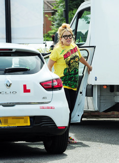 Paloma Faith feet photo thumbnail
