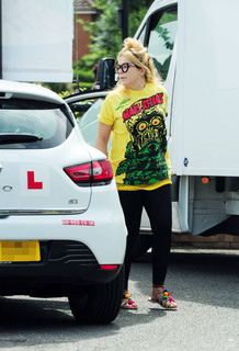 Paloma Faith feet photo thumbnail