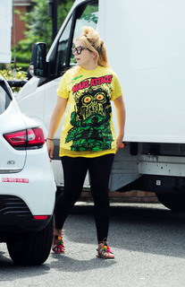 Paloma Faith feet photo thumbnail