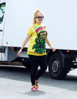 Paloma Faith feet photo thumbnail