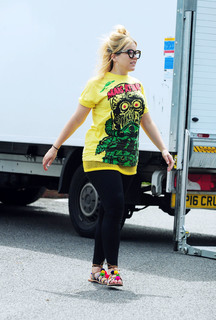 Paloma Faith feet photo thumbnail