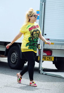 Paloma Faith feet photo thumbnail