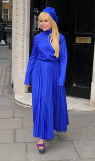 Paloma Faith feet photo thumbnail
