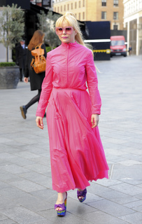 Paloma Faith feet photo thumbnail