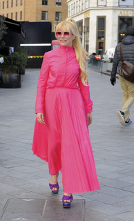 Paloma Faith feet photo thumbnail