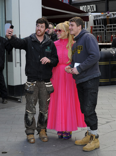 Paloma Faith feet photo thumbnail