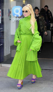 Paloma Faith feet photo thumbnail