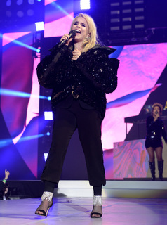 Paloma Faith feet photo thumbnail