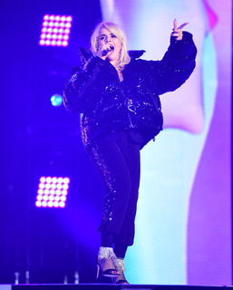 Paloma Faith feet photo thumbnail