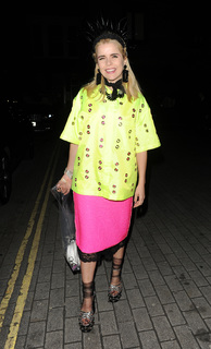 Paloma Faith feet photo thumbnail