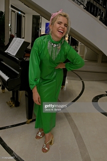 Paloma Faith feet photo thumbnail