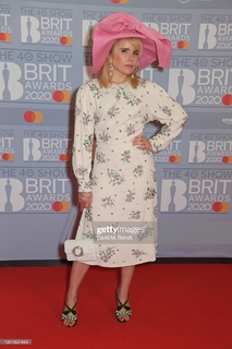 Paloma Faith feet photo thumbnail
