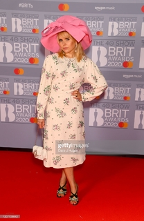 Paloma Faith feet photo thumbnail
