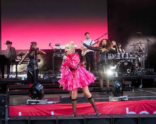Paloma Faith feet photo thumbnail