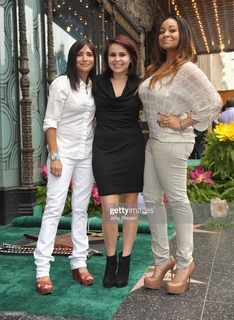 Pamela Adlon feet photo thumbnail