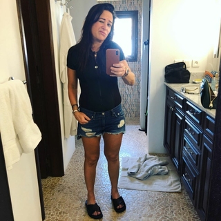 Pamela Adlon feet photo thumbnail