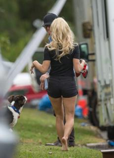 Pamela Anderson feet photo thumbnail