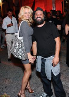 Pamela Anderson feet photo thumbnail