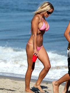 Pamela Anderson feet photo thumbnail