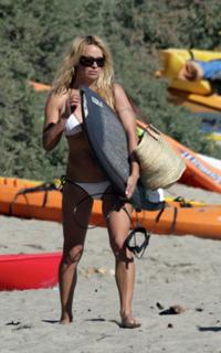 Pamela Anderson feet photo thumbnail